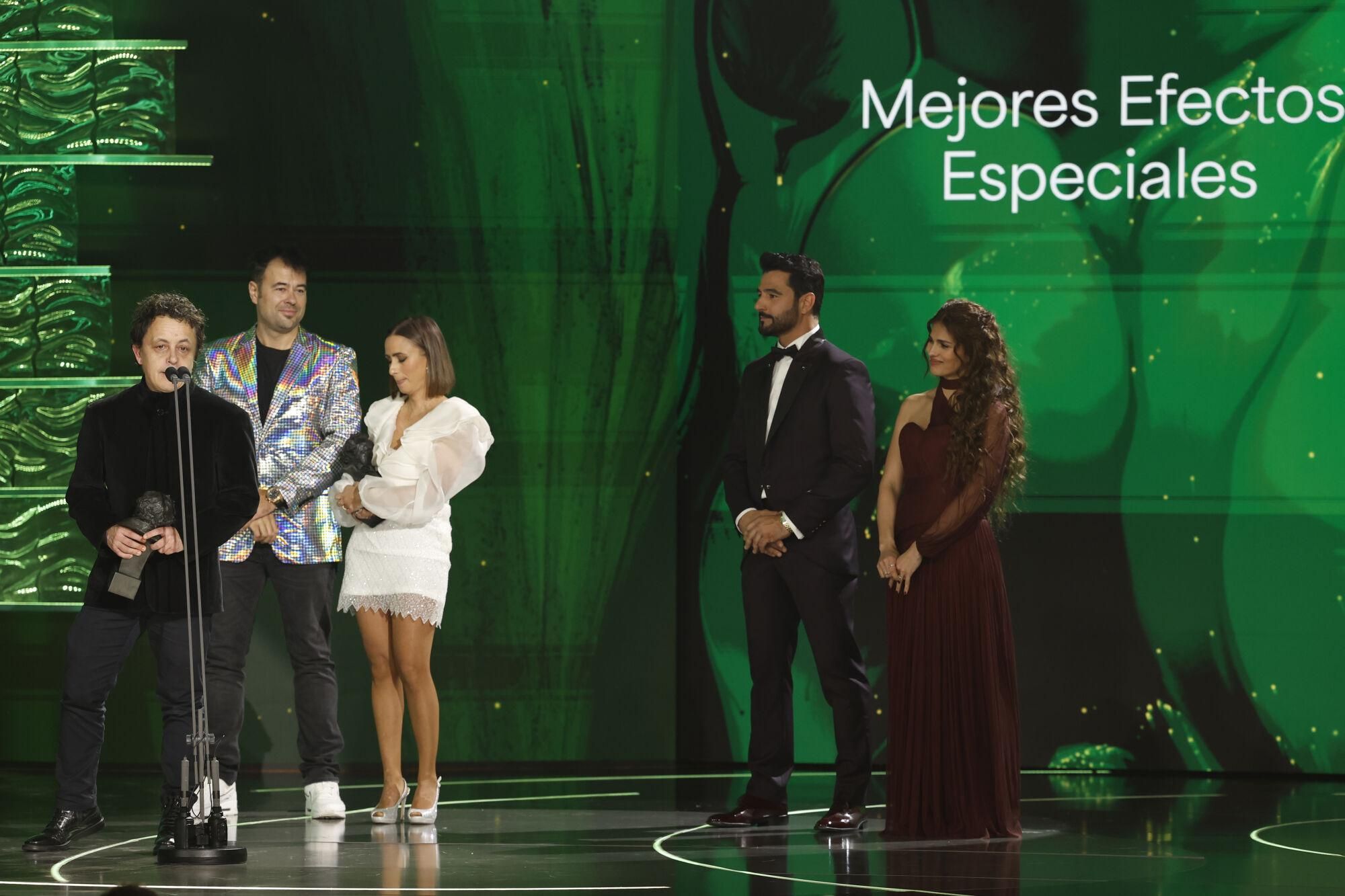 GRANADA, 08/02/2025.- Laura Canals e Iván López Hernández, Goya Mejores Efectos Especiales por "El 47", durante la gala de la 39 edición de los Premios Goya de la Academia de Cine que se celebra este sábado en el Palacio de Congresos y Exposiciones de Granada. EFE/ Julio Muñoz.