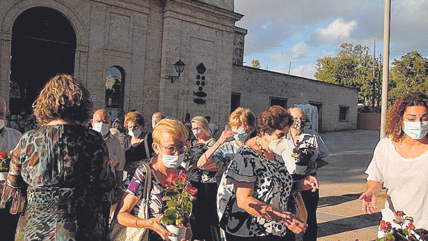 El Consistorio entregó plantas a los homenajeados.