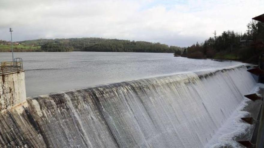 Los responsables del pantano utilizaron el aliviadero ayer, por primera desde la década de 1980, para liberar agua embalsada.  // Bernabé