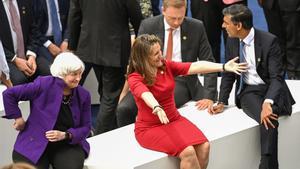 La secretaria del Tesoro de EEUU, Janet Yellen; la ministra de Finanzas canadiense, Chrystia Freeland; el de Alemania, Christian Lindner, y el británico, Rishi Sunak, durante la foto de familia de los titulares de Finanzas del G-7 en Königswinter.