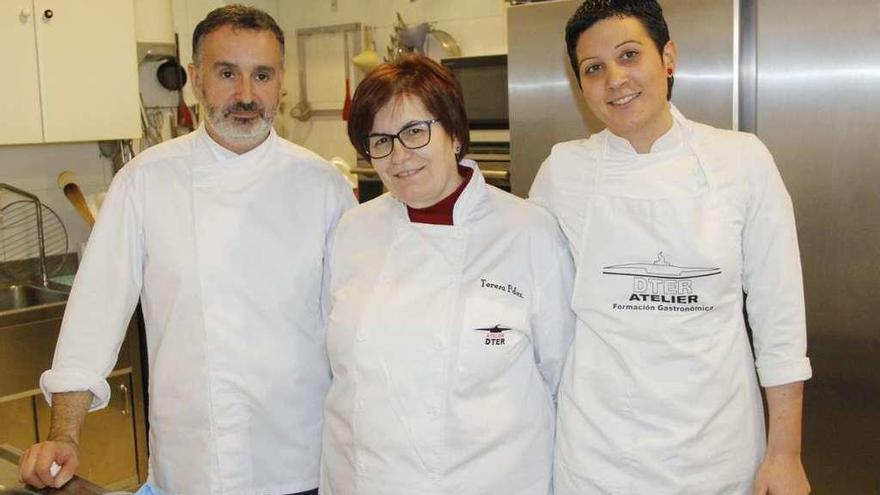 Teresa Fernández (centro), junto a Jordi Tugués y su ayudante en DTER. // Santos Álvarez