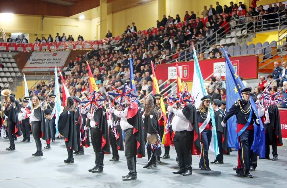 El pabellón de As Travesas acoge el certamen de rondallas, en el que participaron cinco formaciones de música locales.