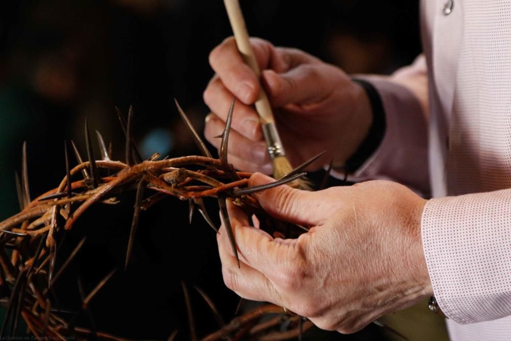 Preparativos del Cristo del Amparo para las Capas