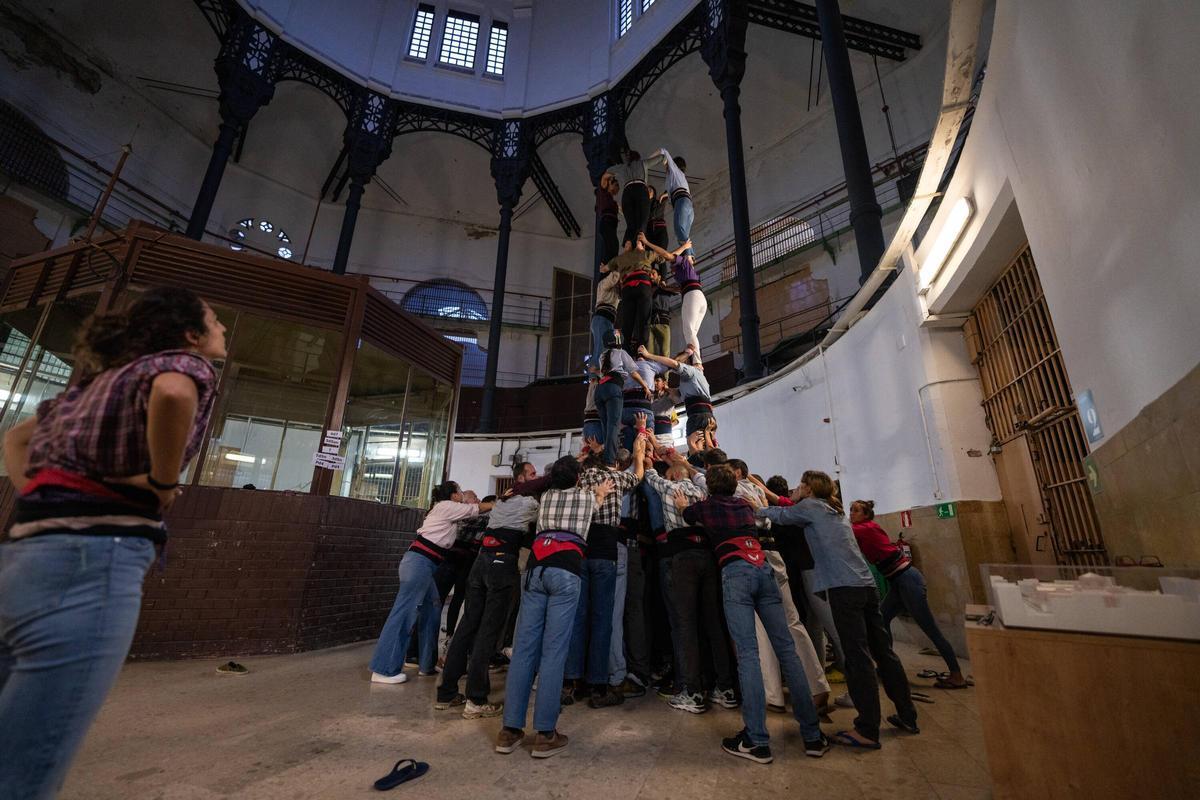 Esquerdats, la colla castellera que ensaya en la Modelo