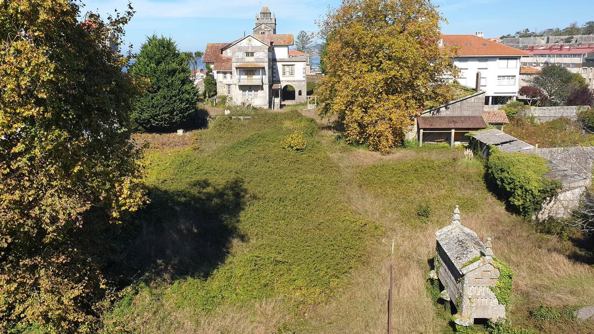 Vista de la finca Villa Sol, de más de 6.106 metros cuadrados, con la casa, el hórreo y construcciones auxiliares. // Marta G. Brea