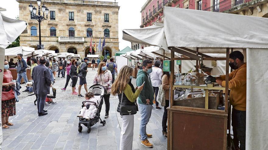 Asistentes, ayer, al Mercado Ecológico en la plaza Mayor.