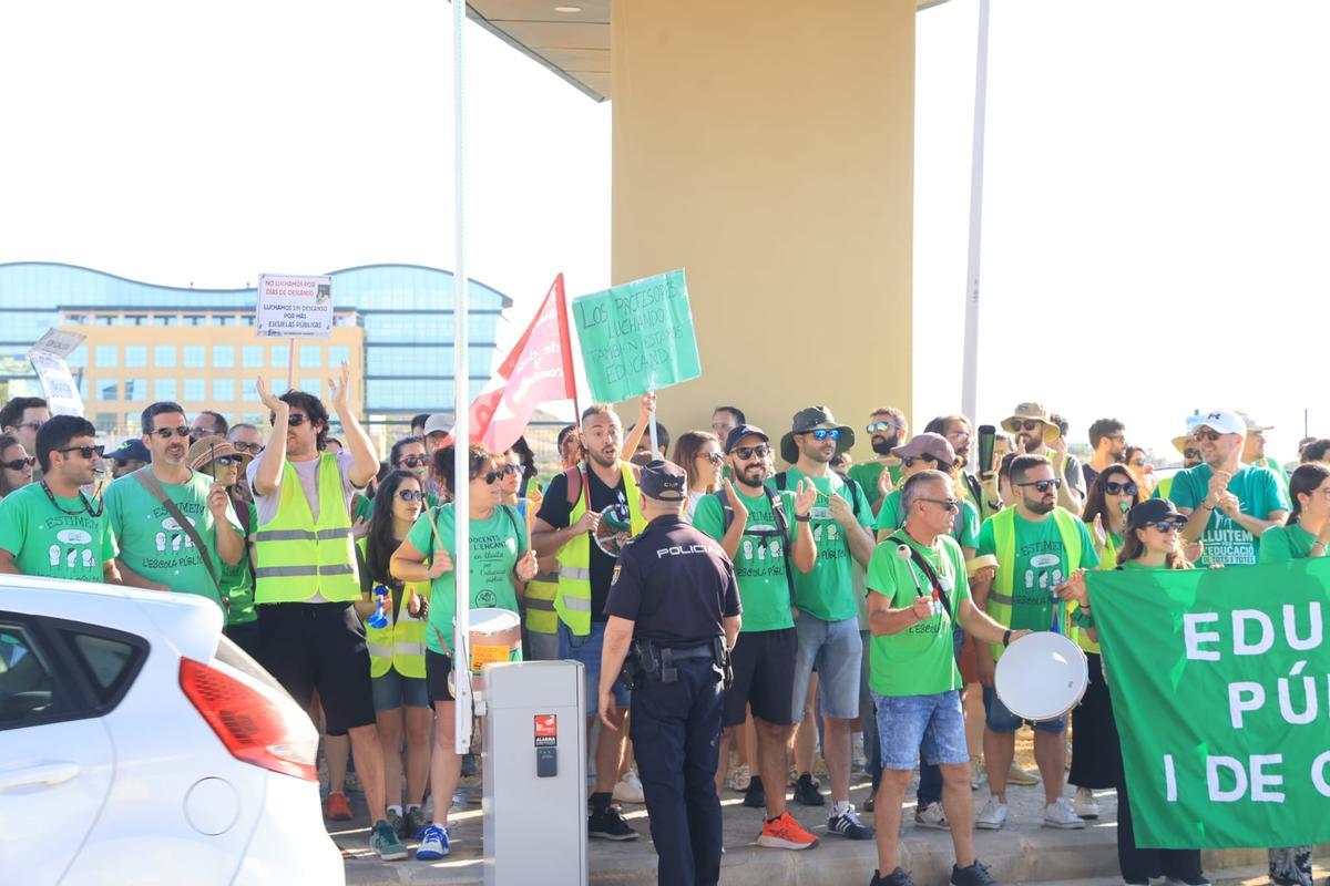 Profesores llevan su protesta a Ciudad de la Luz durante la visita de Pérez Llorca