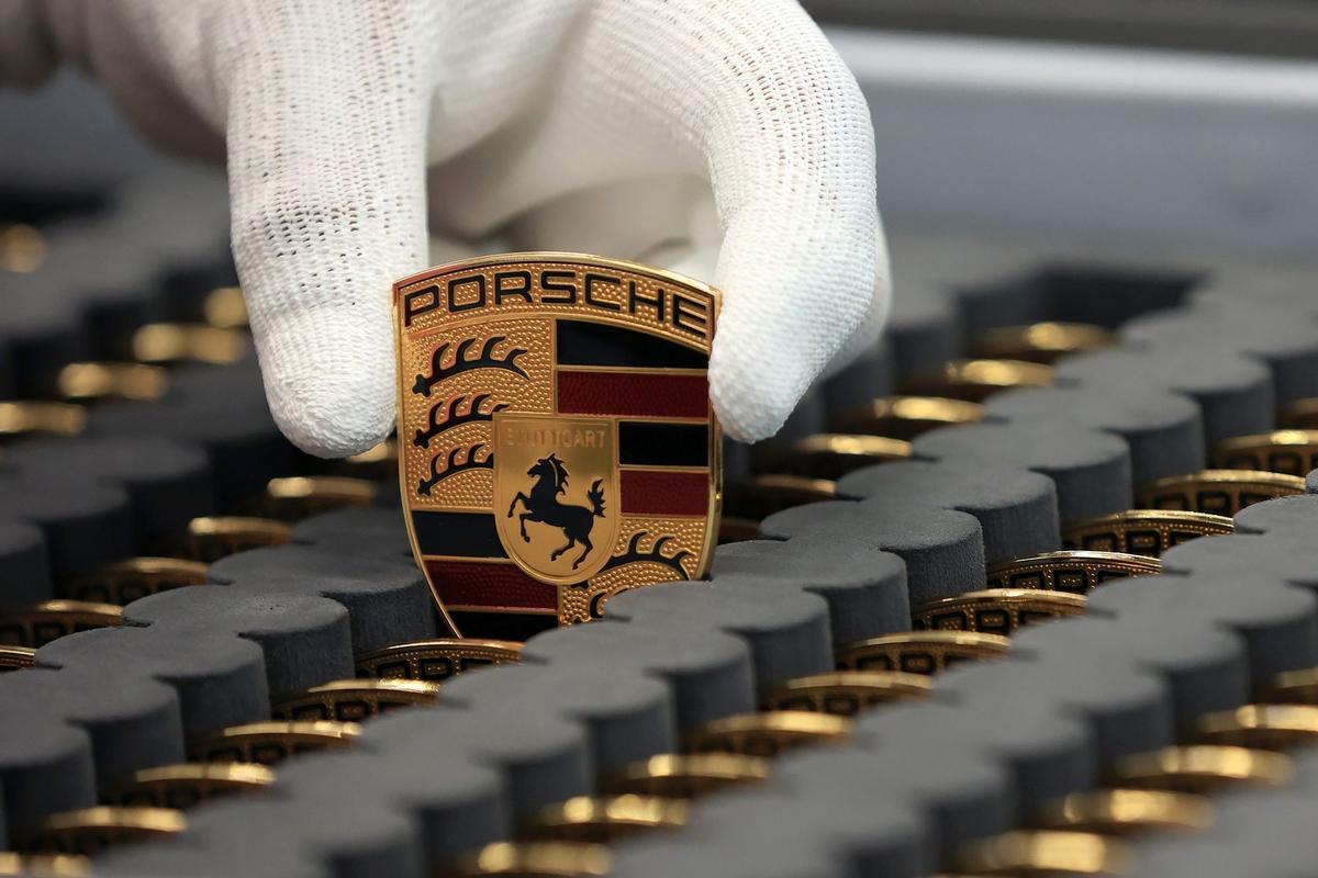 Los empleados trabajan en las carrocerías de los automóviles de lujo Porsche Taycan totalmente eléctricos en la línea de producción de la fábrica de Porsche AG en Stuttgart, Alemania.