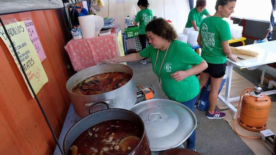 La preparación de la gran fabada que se comió ayer en Soto de Agues.