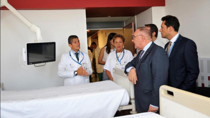 Pedro Rodríguez, a la izquierda, explica a José Manuel Baltar la reforma en una habitación, este jueves.