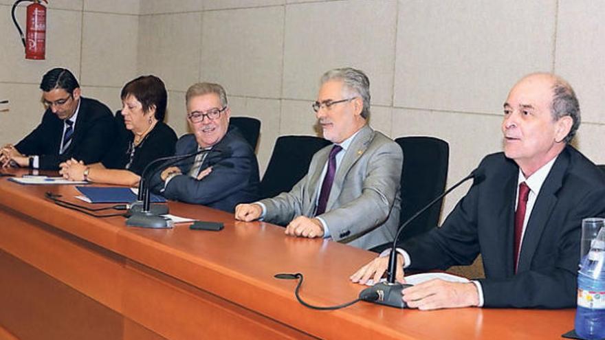 Lucas Pérez (izqda), Flavia González, José Miguel Bravo de Laguna, José Regidor y Ángel Tristán, ayer. | acfi press