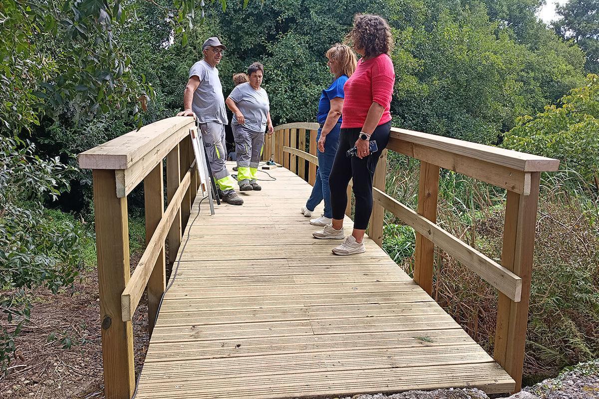 La reforma de la pasarela de madera del lugar de Souto, sobre el río Valga.