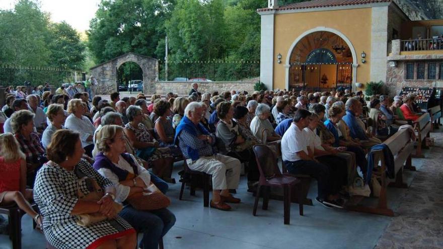 Asistentes a la novena, ayer, en el santuario de La Cueva.