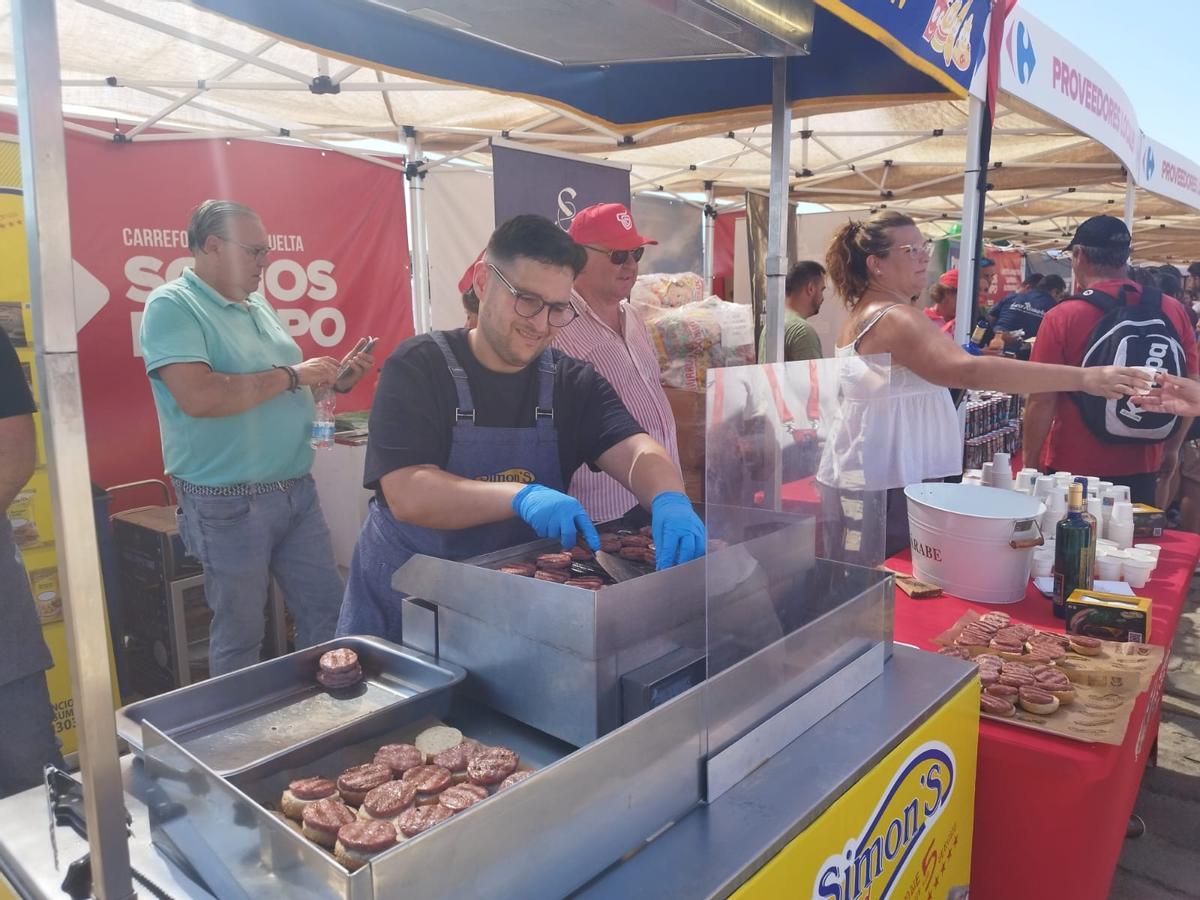 En el Parque Vuelta de Sevilla han repartido hamburguesas para los aficionados mientras esperaban la llegada del pelotón