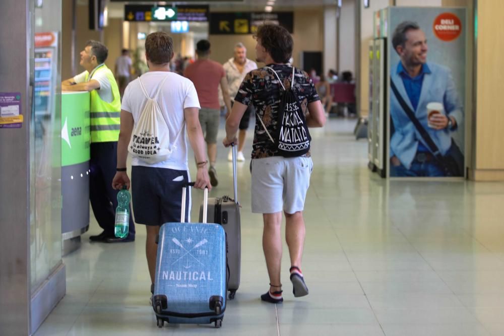 Los trabajadores del aeropuerto explican cómo notan el aumento de turistas que experimenta la isla estas semanas