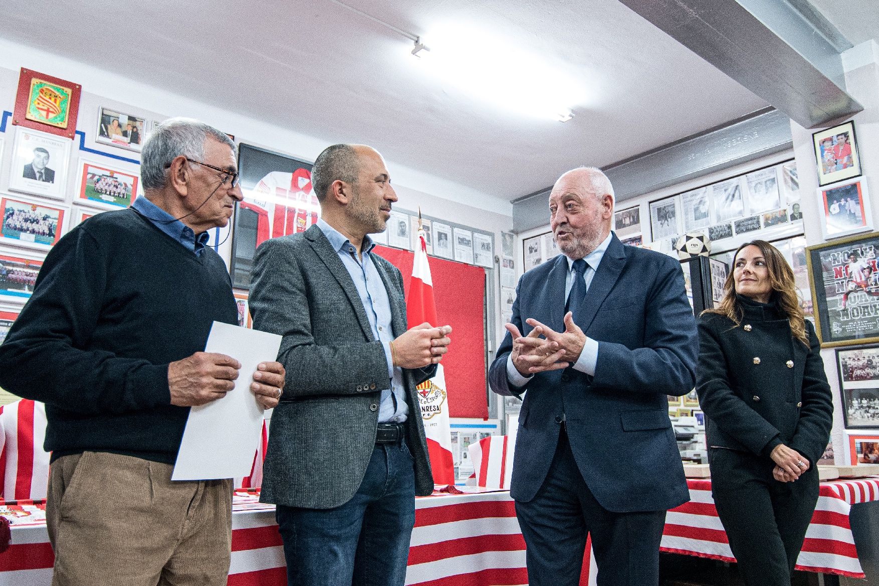 Presentació de les camisetes i banderes històriques del CE Manresa