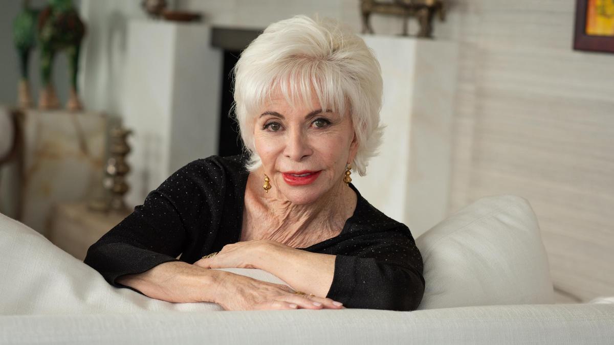 La escritora Isabel Allende, en su casa de la bahía de San Francisco (EEUU).