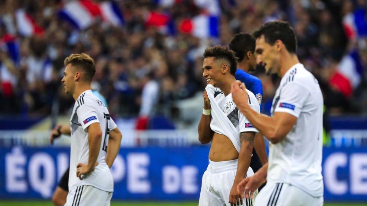 Caras largas de los alemanes después de la derrota ante Francia