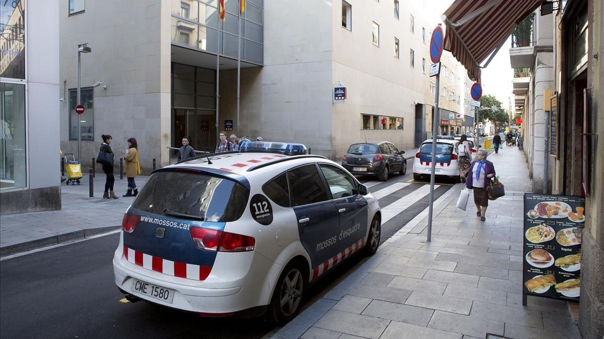 zentauroepp24115738 barcelona 05 11 2013 mossos d  esquadra en el raval comissar190120144130