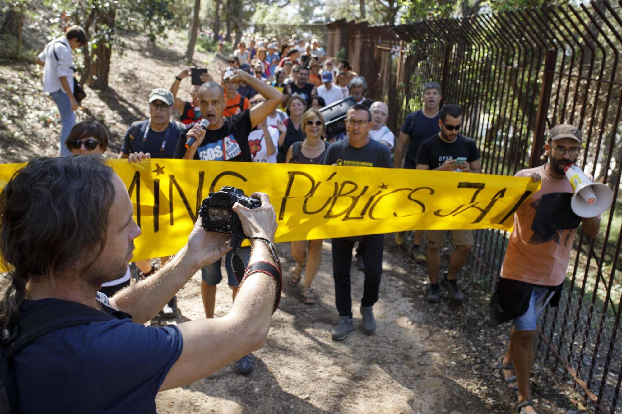 Els activistes han demanat la reobertura del camí de ronda al seu pas per Can Juncadella