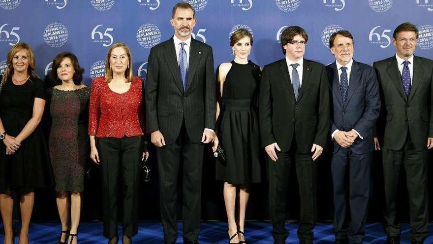 Imagen de la edición del año pasado del Premio Planeta, con los Reyes, Puigdemont (3d), la presidenta del Congreso, Ana Pastor (2i), la vicepresidenta Soraya Sáenz de Santamaría (1i), el ministro de Justicia, Rafael Catalá (1d), y el presidente del grupo Planeta, Josep Creuheras (2d).