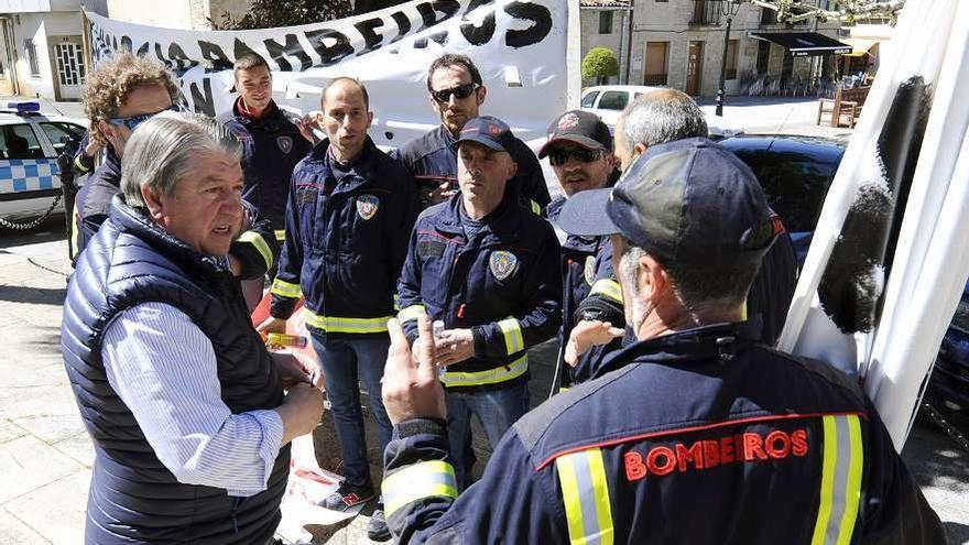 Ramiro Varela habla con los bomberos para anunciarle que se sentarán a negociar. // Bernabé/Javier Lalín