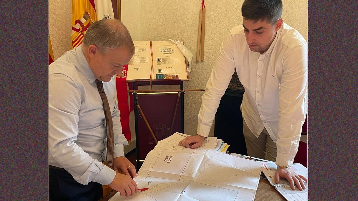 El alcalde de Borja, Eduardo Arilla, a la izquierda, junto al concejal Aitor Tabuenca consultan el plano del polígono industrial.