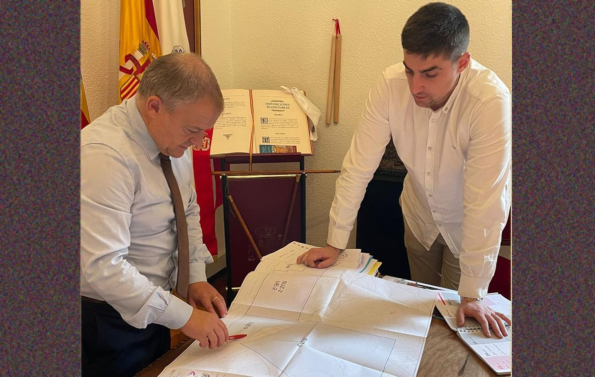 El alcalde de Borja, Eduardo Arilla, a la izquierda, junto al concejal Aitor Tabuenca consultan el plano del polígono industrial.