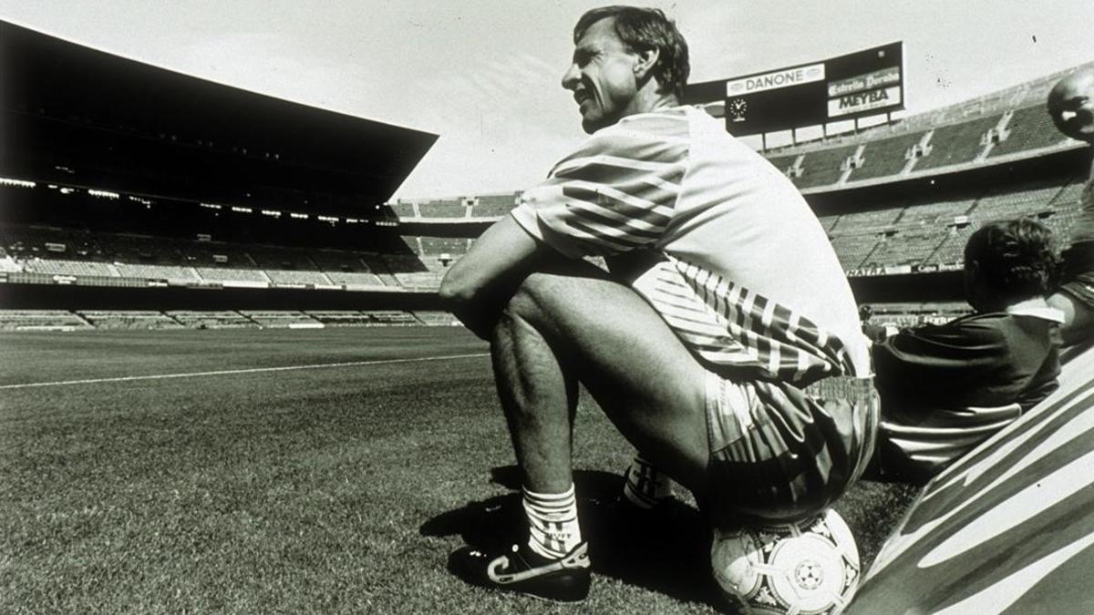 Johan Cruyff, en su 'despacho' del Camp Nou.