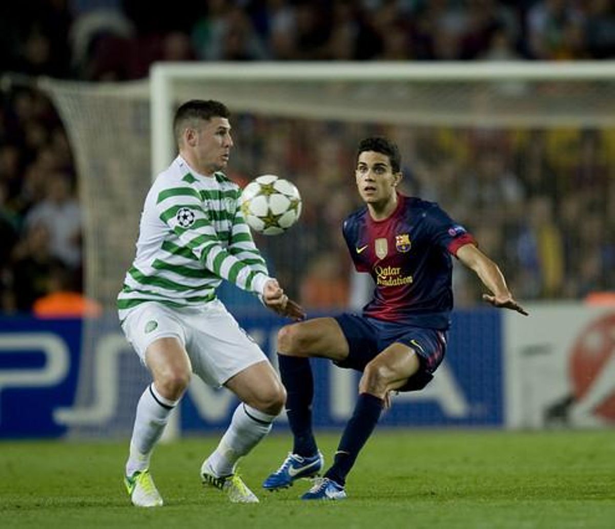 Bartra vigila el control de Hooper durant el partit de Lliga de Campions entre el Barça i el Celtic de Glasgow disputat al Camp Nou el 23 d’octubre. Bartra vigila el control de Hooper durant el partit de Lliga de Campions entre el Barça i el Celtic de Glasgow disputat al Camp Nou el 23 d’octubre.
