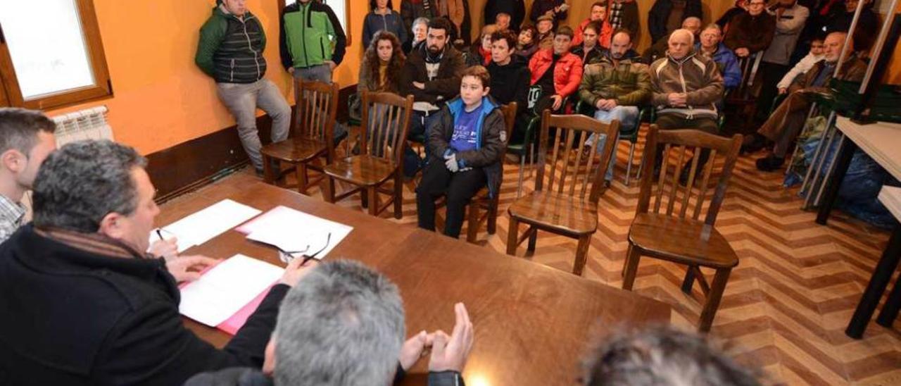 Una de las asambleas vecinales en las que se habló de la obra y de la posibilidad de dejar el parque de Redes.