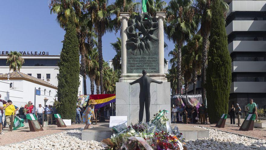 Monumento a Blas Infante rodeado de flores durante el acto por el 86 aniversario del asesinato de Blas Infante.