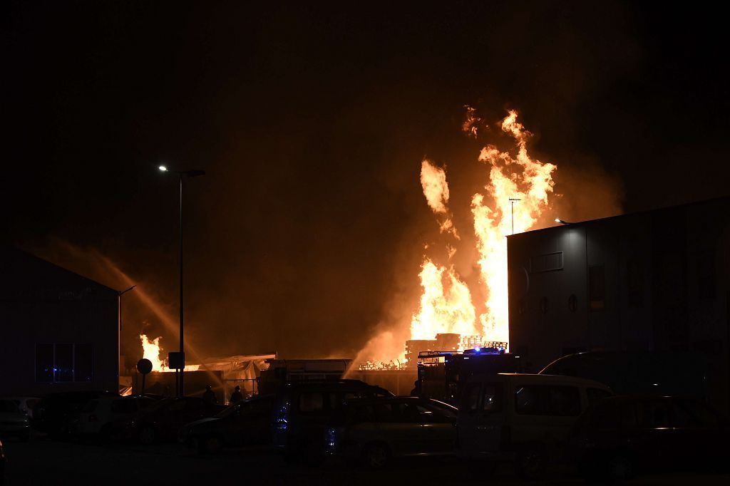 Estas son las imágenes que el aparatoso incendio de Puente Tocinos ha dejado este sábado