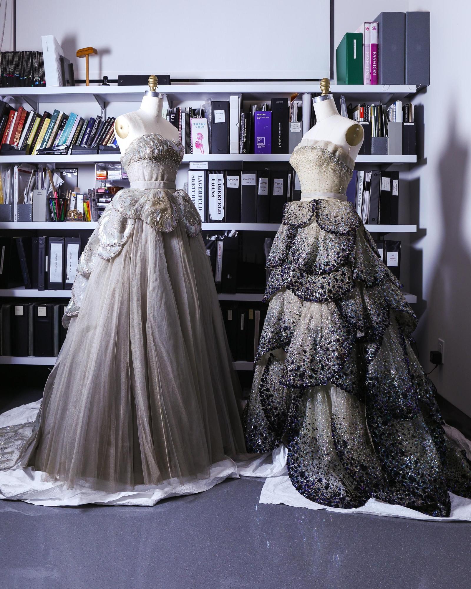 Vestidos de fiesta 'Venus' y 'Junon' (d) de la colección otoño/invierno 1949-50 de la casa Dior que se mostrarán en la muestra 'Bellas durmientes: el despertar de la moda'. EFE