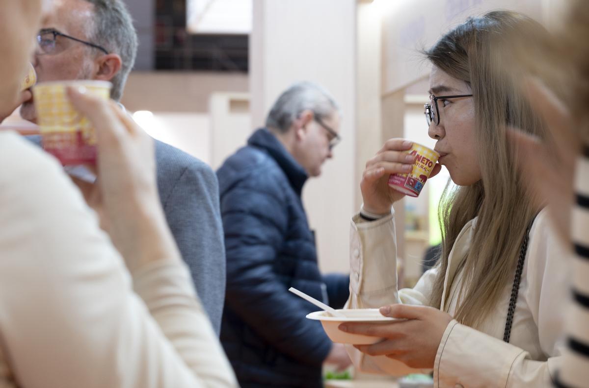 Degustación de caldo en el estand de la marca Aneto en el salón Alimentaria 2024.