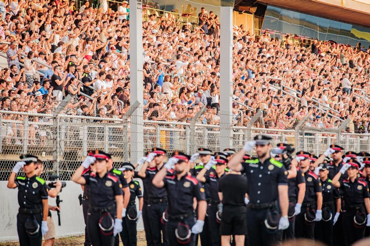 Un moment de l'acte de lliurament de diplomes als futurs mossos i policies locals durant lacte celebrat al circuit de Montmeló.