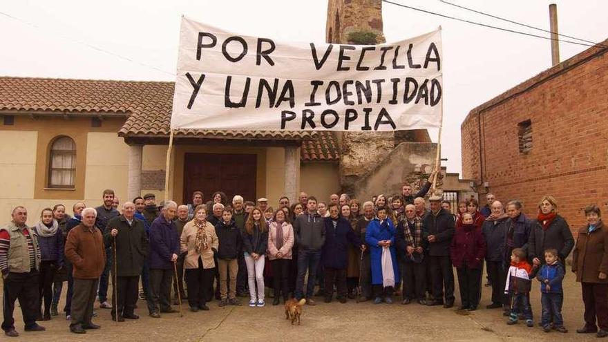 Los vecinos de Vecilla de la Polvorosa posando para la foto en diciembre de 2015 reclamando un estatus local propio.
