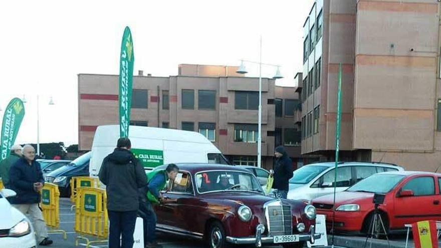 Los coches clásicos salen de Salinas