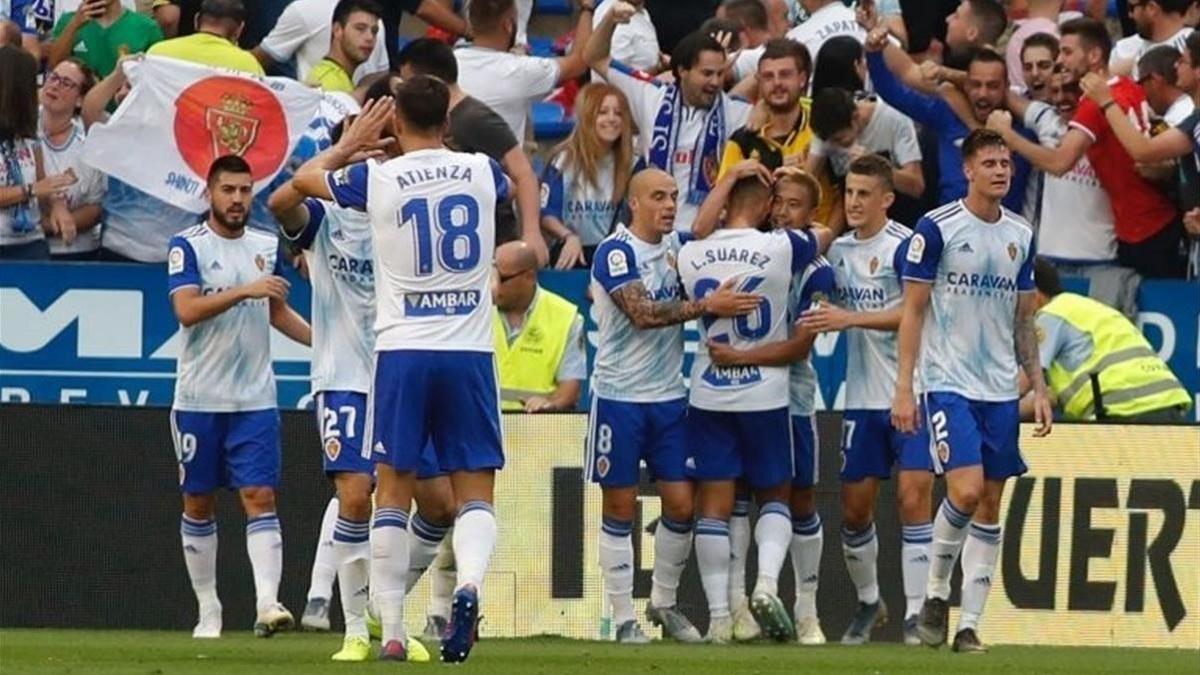 Los jugadores del Real Zaragoza celebran un gol.