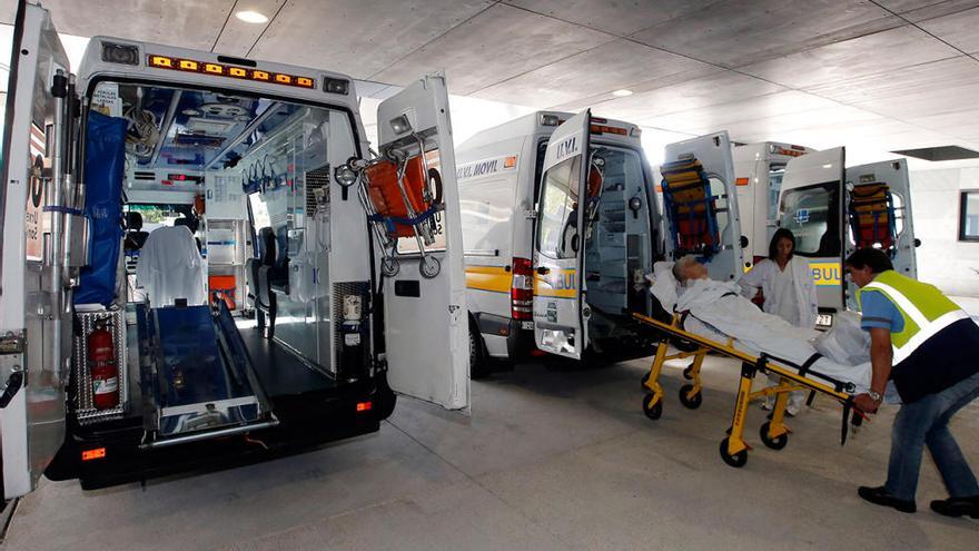 Ambulancias aparcadas en el Hospital Álvaro Cunqueiro de Vigo // Marta G. Brea