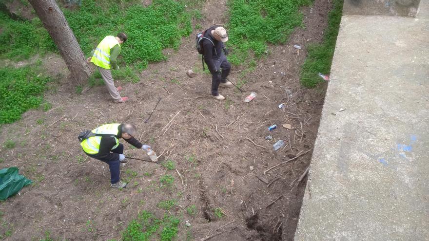 Los vigilantes de El Valle avisan: &quot;El monte está seco y lleno de basura&quot;