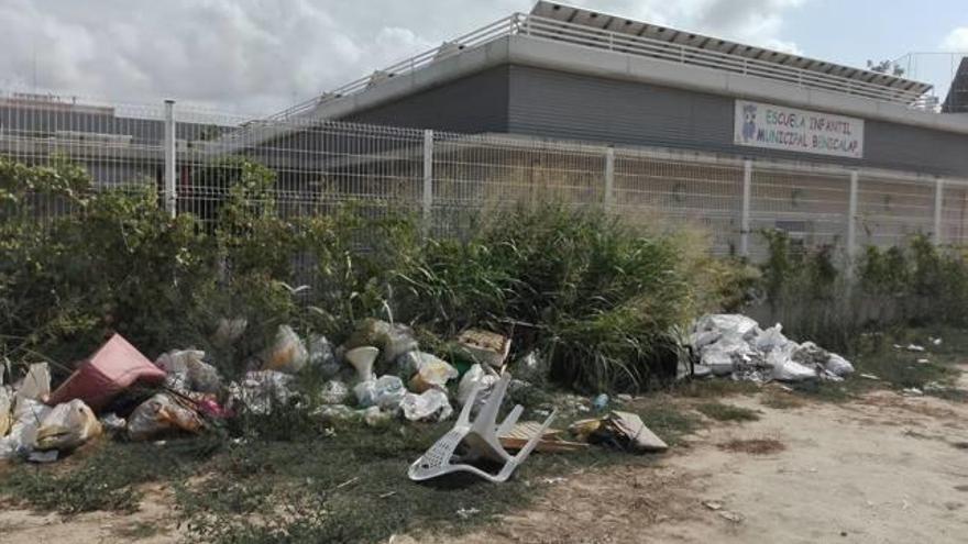 Basura junto a la escuela infantil municipal.