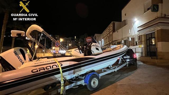Embarcación semirrígida intervenida en el marco de la operación 'Perchero', por la que han sido detenidas 11 personas a las que se atribuye la presunta autoría de los delitos contra los derechos de los ciudadanos extranjeros.