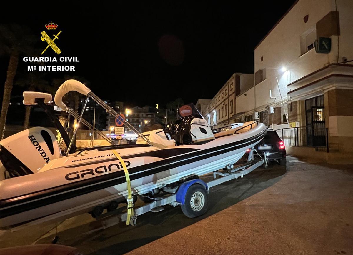 Embarcación semirrígida intervenida en el marco de la operación Perchero, por la que han sido detenidas 11 personas a las que se atribuye la presunta autoría de los delitos contra los derechos de los ciudadanos extranjeros Embarcación semirrígida intervenida en el marco de la operación Perchero, por la que han sido detenidas 11 personas a las que se atribuye la presunta autoría de los delitos contra los derechos de los ciudadanos extranjeros