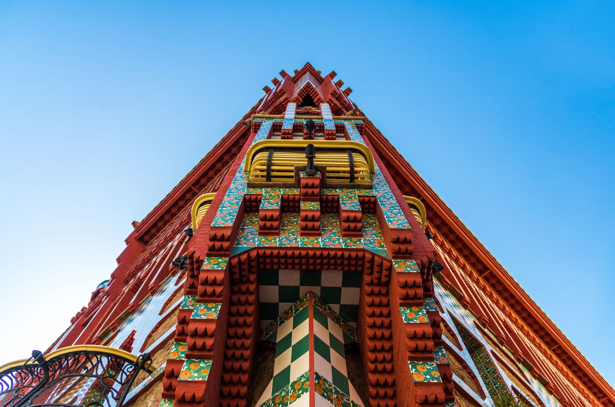 La espectacular fachada de la Casa Vicens