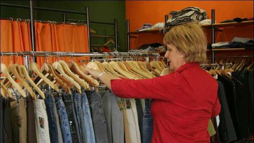 Cáritas abre una tienda para la venta de ropa de segunda mano - Información