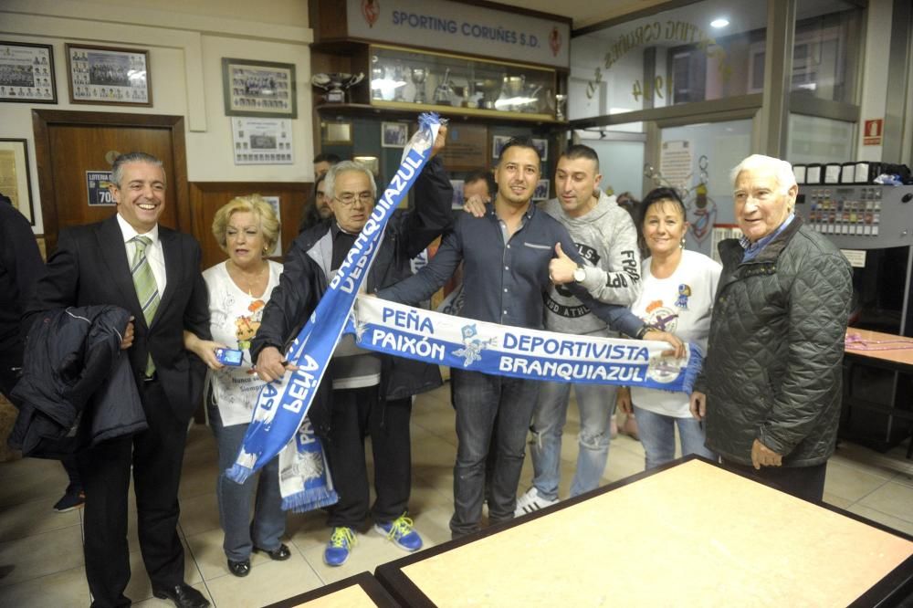 El extécnico deportivista Arsenio Iglesias y los jugadores Laure y  Bruno Gama acompañana a los miembros de la peña que dirige Julio Piñón.