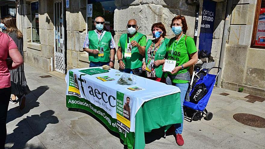 La AECC, ayer en el mercadillo de Cangas. / G.N.