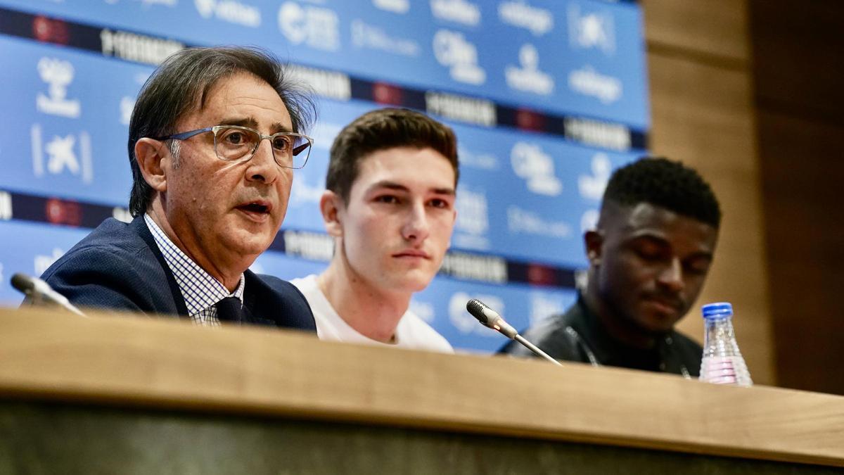 Loren Juarros, en sala de prensa, junto a Carlos López y Moussa.