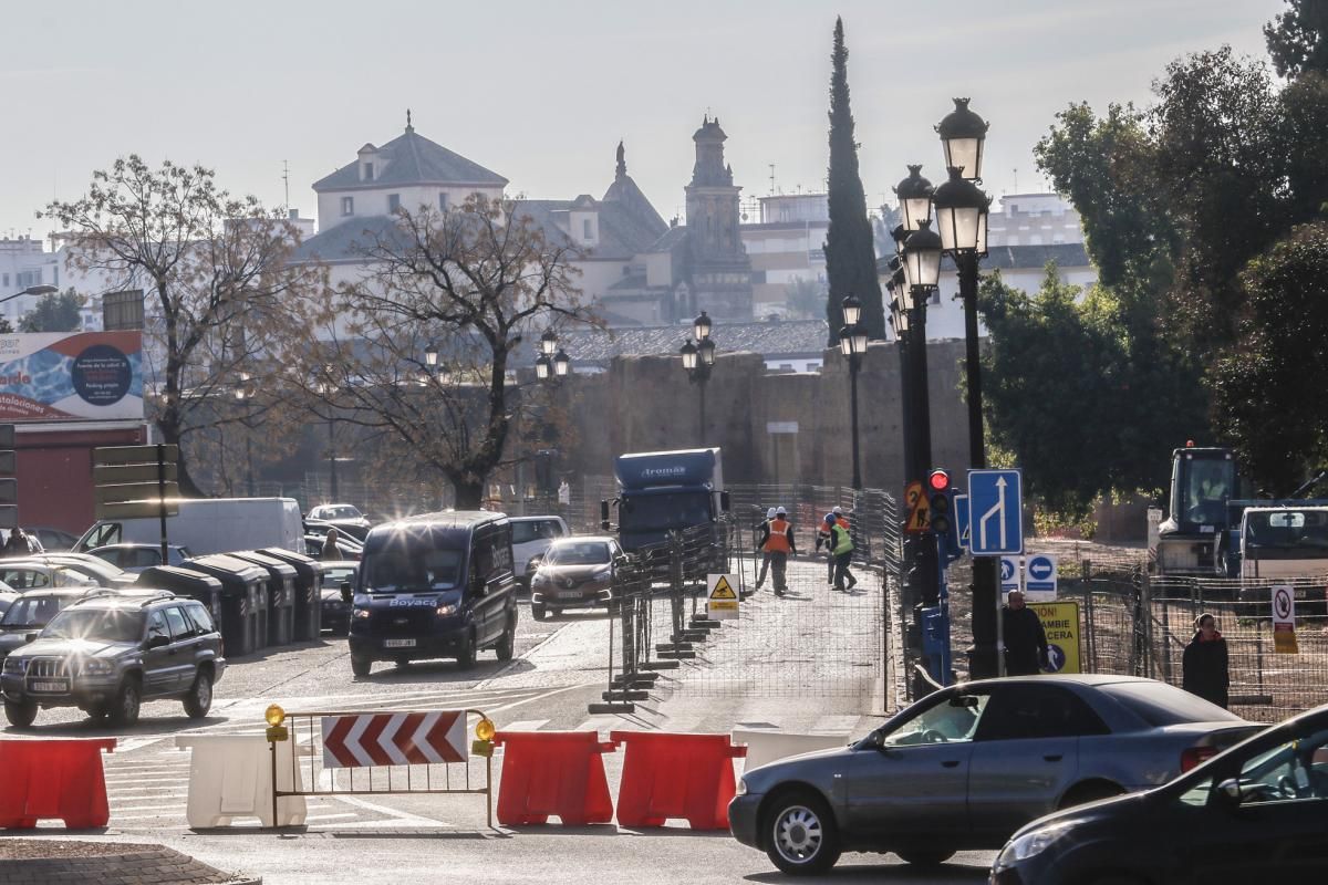 El acceso desde Ollerías a Ronda del Marrubial, cortado a la circulación por obras